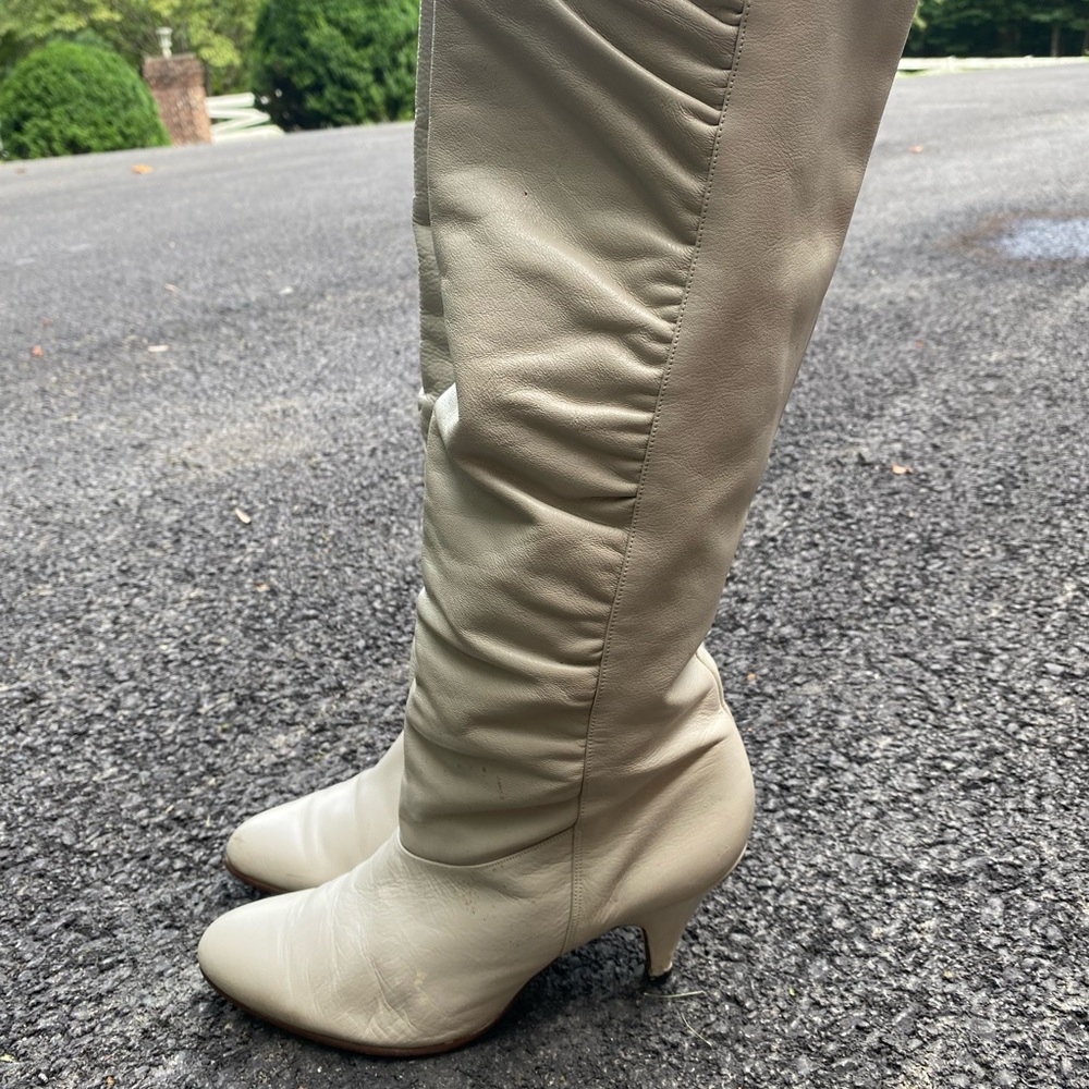 White heeled boots 👢